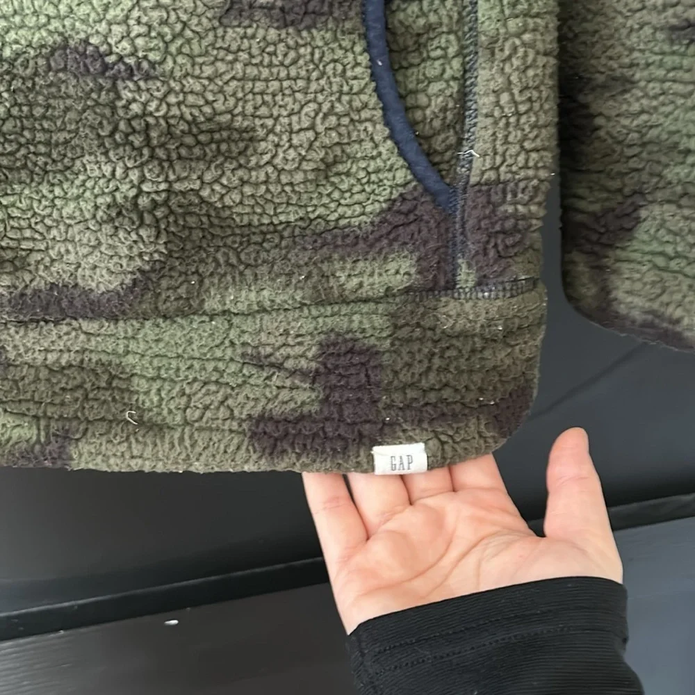Baby gap Camo sherpa‎ sweatshirt. Size xS 4T